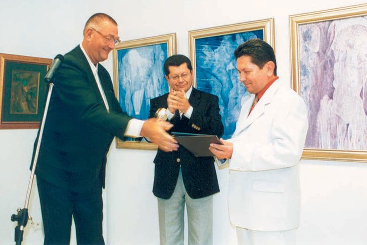 Profesor Miroslav Klivar odovzdal cenu Salvadora Dalího za umeleckú tvorbu.